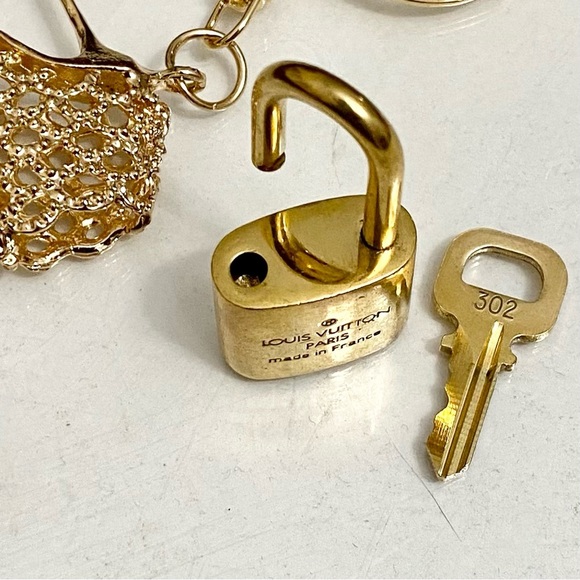 LOUIS VUITTON LOCK AND KEY ON GOLD TONE KEYCHAIN # 302 - Picture 6 of 8